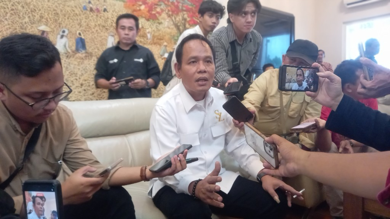 Ketua DPRD Surabaya Syaifuddin Zuhri beri keterangan pers HUT Persebaya ke-99