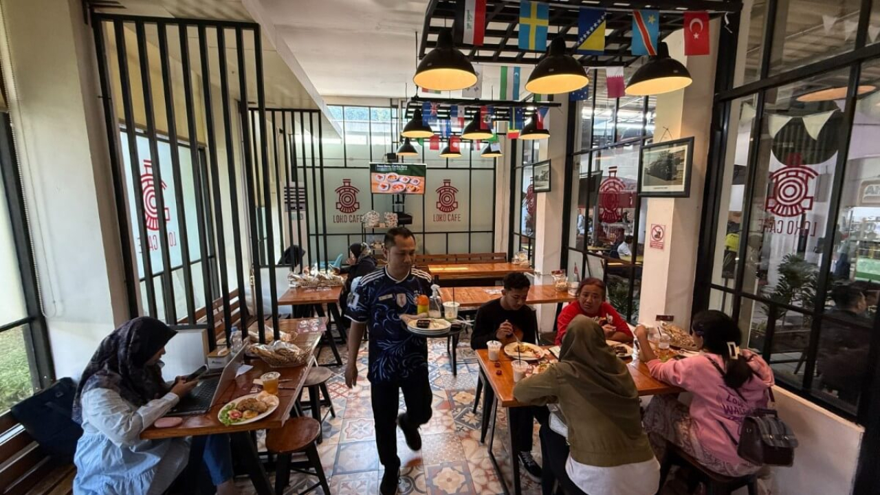 Loko Cafe Stasiun Gubeng Jadi Spot Nongkrong Baru Milenial Surabaya