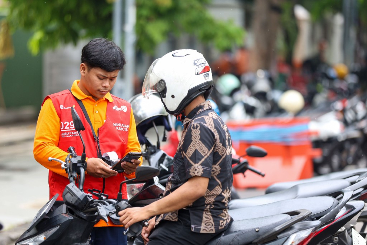 926 Petugas Parkir Surabaya Go Digital, QRIS Tembus Perak & Stasiun Kota
