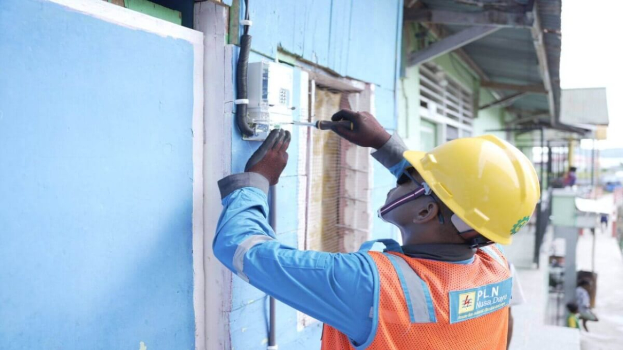 Petugas PLN Jakarta pasang meteran listrik baru untuk warga lewat program Light Up The Dream 2025