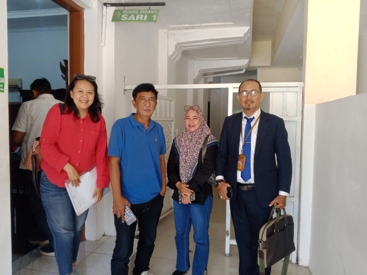 Tim kuasa hukum dan penggugat usai serahkan bukti sidang PHI Surabaya perkara PT Joval Perkasa Triple X Paradise