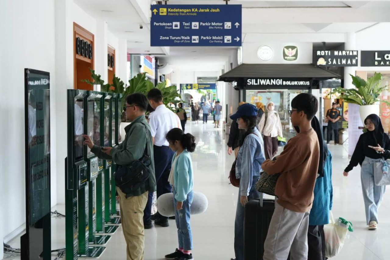 Suasana area kedatangan Stasiun Bandung saat musim libur. KAI menyediakan mesin check-in mandiri untuk mempercepat layanan penumpang KA Jarak Jauh.