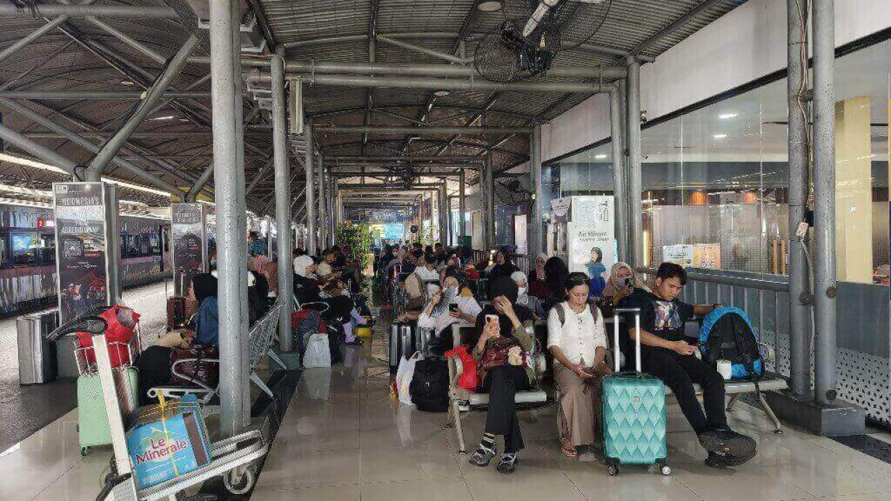 KAI Daop 8 Surabaya layani 1.093.424 penumpang Mei 2026, naik 15?ri 2025. Ada diskon tarif 30% kereta ekonomi 20 Juni - 5 Juli 2026 untuk liburan sekolah