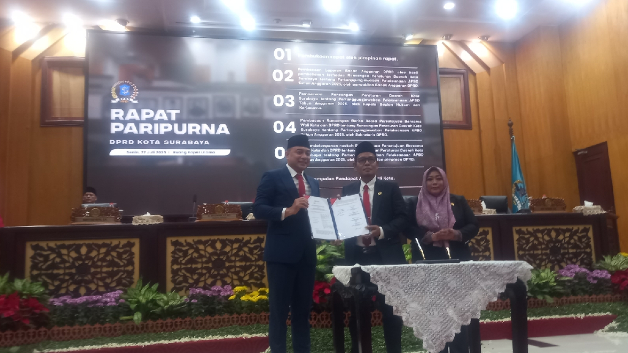 Wali Kota Surabaya bersama pimpinan DPRD menunjukkan dokumen usai penandatanganan Raperda APBD 2025 dalam rapat paripurna di gedung DPRD Kota Surabaya