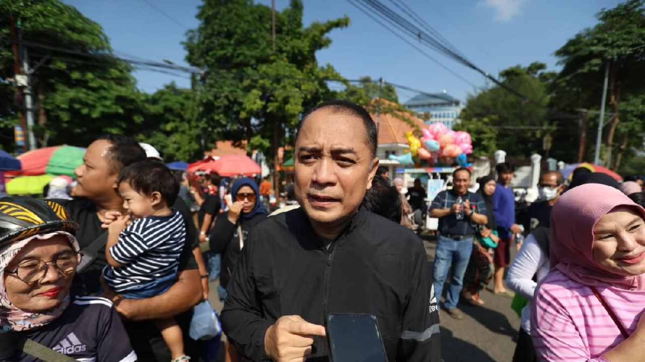 Wali Kota Surabaya Eri Cahyadi meninjau kawasan Car Free Day di Taman Bungkul untuk memastikan pedagang bebas pungutan liar