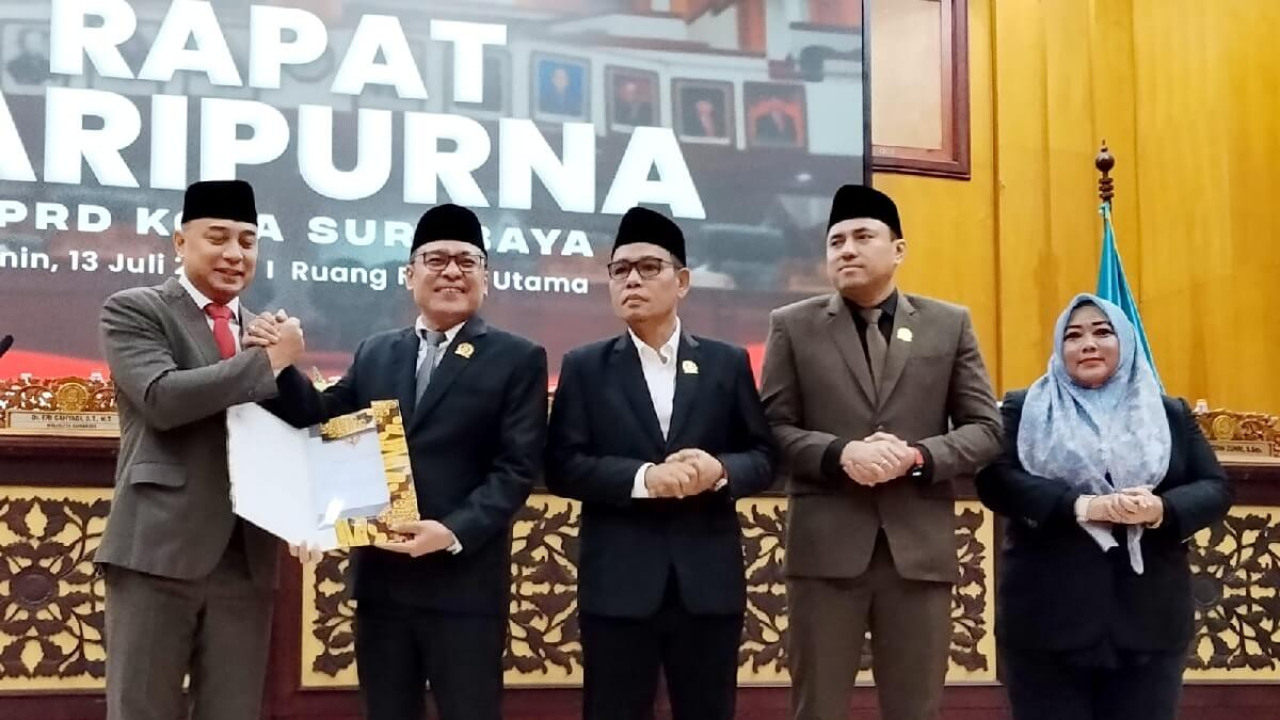 Kemiskinan Surabaya Turun 3,56%: Wali Kota Jawab Raperda LPJ APBD 2025 di DPRD