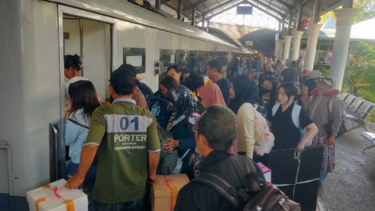 Suasana penumpang padat di Stasiun Surabaya Gubeng pada hari terakhir libur sekolah 12 Juli 2026