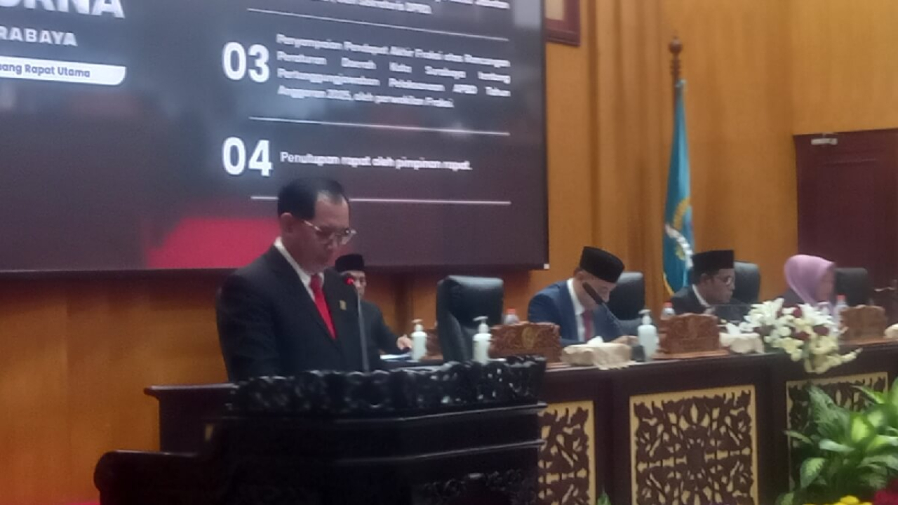 Rapat Paripurna DPRD Surabaya saat Fraksi PSI menyampaikan persetujuan Raperda APBD 2025 menjadi Perda
