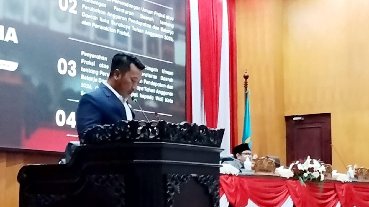 Rapat paripurna DPRD Kota Surabaya membahas RAPBD Perubahan 2026, ditandai penyerahan dokumen di ruang rapat utama.