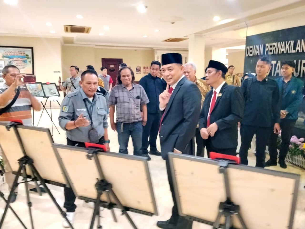 Wali Kota Surabaya bersama jurnalis melihat karya foto dalam pameran lomba JUDES