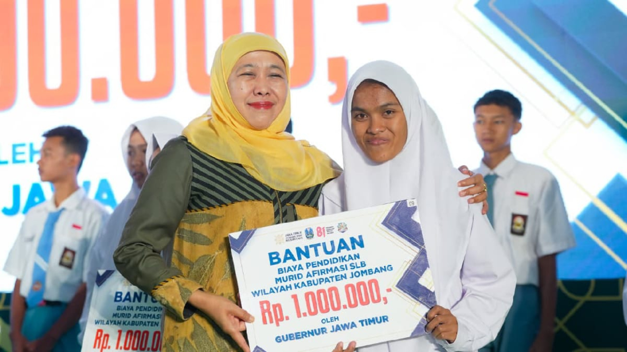Khofifah Beri Bantuan Rp1 Juta dan Sepatu untuk 112 Siswa di Jombang
