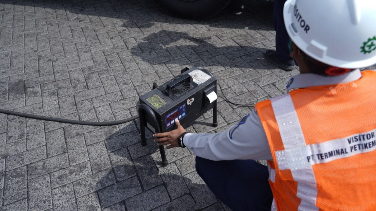 Petugas melakukan uji emisi truk peti kemas dalam program Merdeka dari Emisi di Terminal Petikemas Surabaya