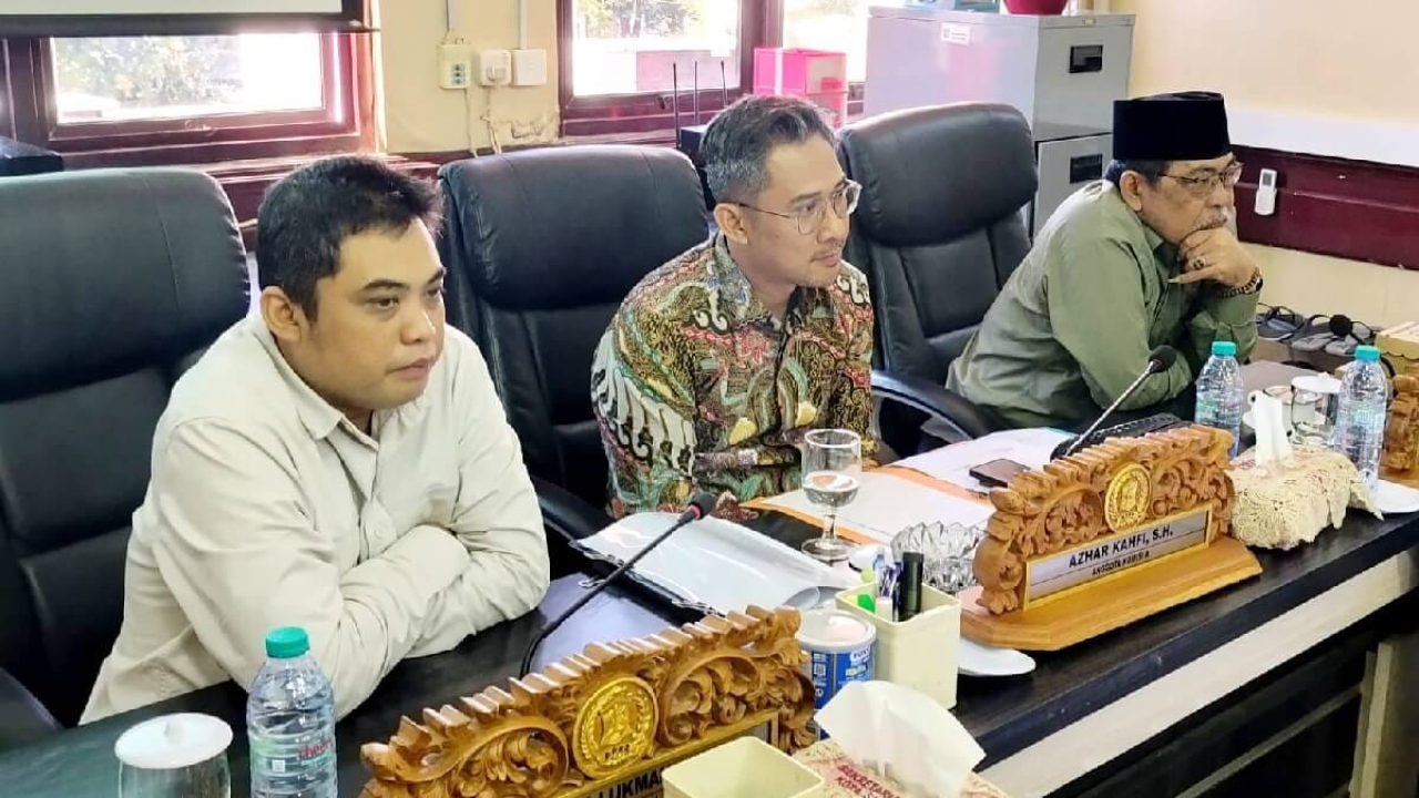 Rapat pembahasan Raperda Smart Kampung DPRD Kota Surabaya bersama anggota Komisi A
