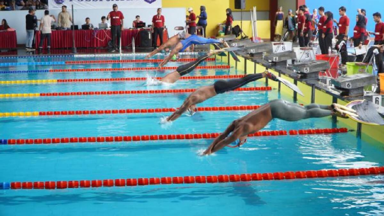 Renovasi Kolam Renang Kertajaya Surabaya yang belum rampung menghambat latihan terpusat atlet renang Jawa Timur. Pelatih khawatir persiapan menuju PON 2028 terganggu.