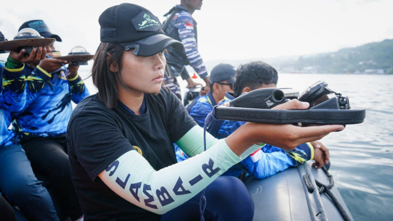 Atlet selam bersiap mengikuti Open Tournament Selam Piala Panglima TNI 2026 di Teluk Ambon.