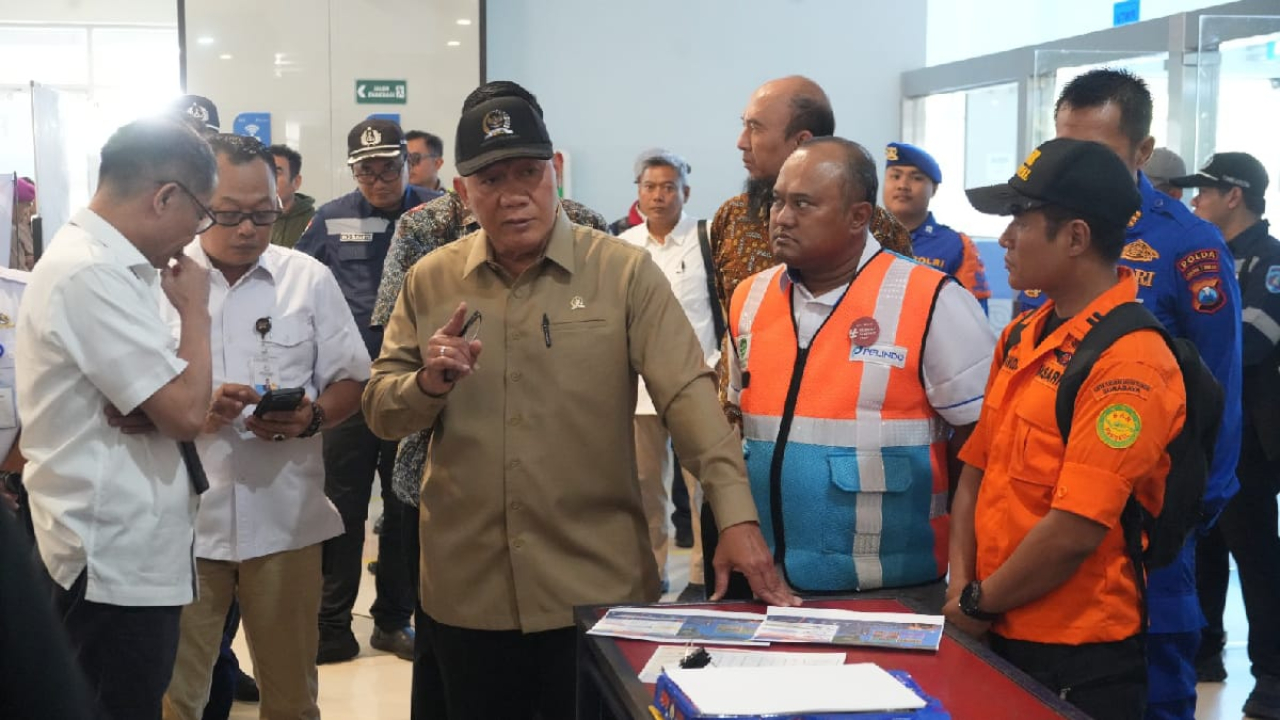 Anggota Komisi VII DPR RI Bambang Haryo Soekartono meninjau Posko Terpadu penanganan KM Virgo Transport 8 di Terminal Penumpang Gapura Surya Nusantara (GSN), Pelabuhan Tanjung Perak, Surabaya, Senin (14/9/2026).