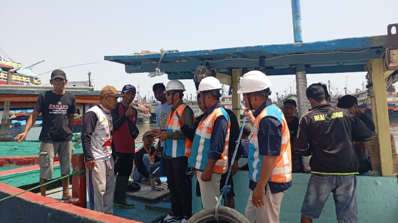 GM Pelindo Regional 3 Cabang Pelabuhan Tegal Tri Sugiyatno turun langsung melakukan sidak kondisi kapal sebagai langkah pencegahan kebakaran saat musim kemarau.
