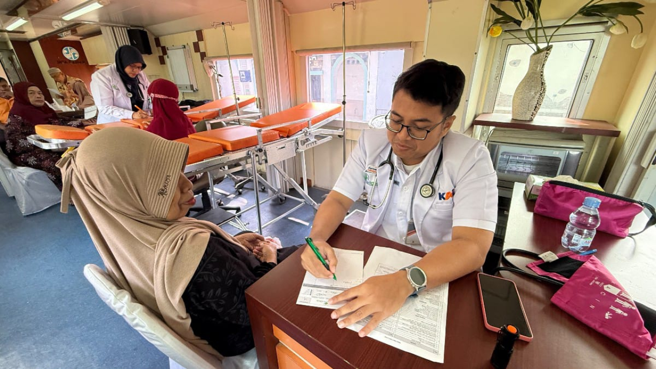 KAI Daop 8 memberikan layanan kesehatan gratis melalui Rail Clinic