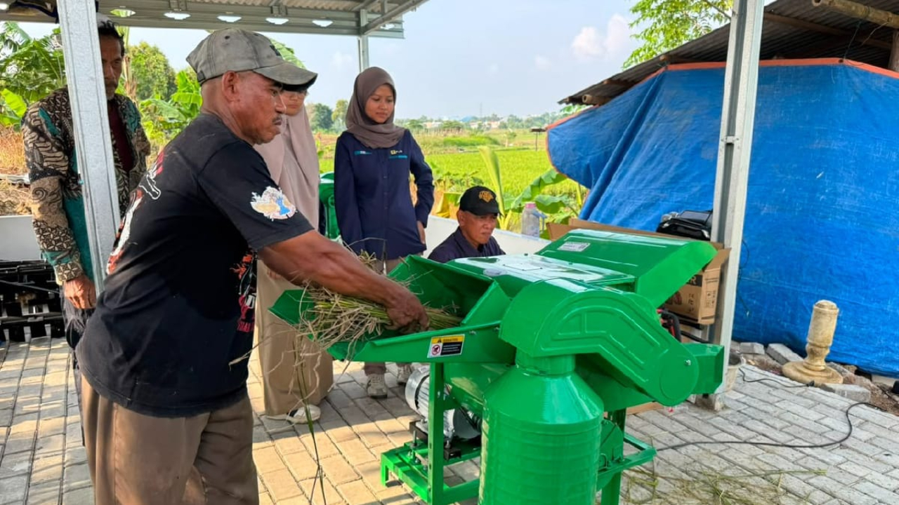 Program Electrifying Agriculture menjadi bentuk dukungan PLN kepada Kelompok Tani Berkah Sakabeh di Desa Cicau, Kabupaten Bekasi, dengan memanfaatkan energi listrik untuk sistem pengairan lahan pertanian. Penggunaan pompa berbasis listrik membantu memasti