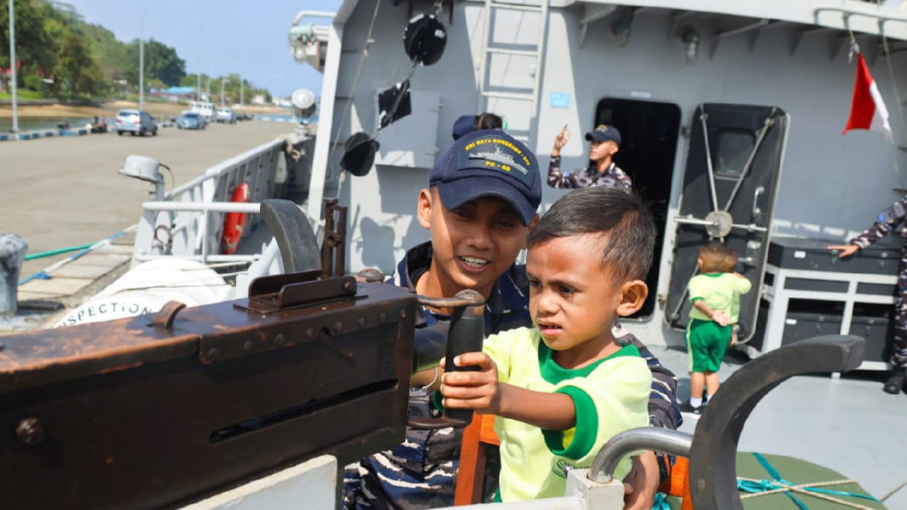 24 siswa PAUD Pelangi mengikuti kunjungan edukatif ke KRI Matabongsang-873 di Kodaeral IX Ambon